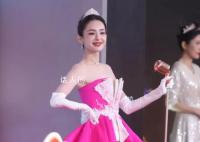 娜扎玩梗是选美小姐 娜扎微博之夜红毯造型曝光
