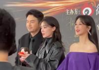 张小斐带着贾玲玩偶走红毯 非常吸睛