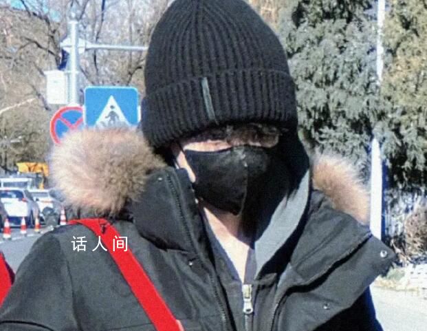 白敬亭央视春晚彩排 背着一个小巧可爱的红色袋子