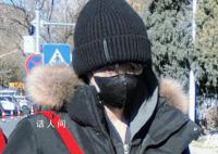白敬亭央视春晚彩排 背着一个小巧可爱的红色袋子