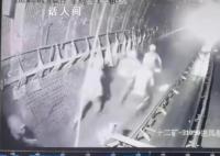 平顶山煤矿事故监控画面曝光 有工人快速从通道逃出
