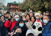 萌兰用一字马迎接谭爷爷 见面时谭爷爷直呼萌兰壮了