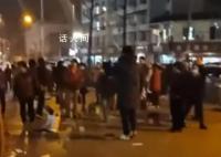大妈跳广场舞扰民小伙撒冥币驱赶 她们已经换地方了