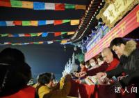 西安市民凌晨广仁寺排队领粥 排队领粥的队伍已经拐了几道弯