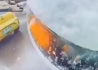 大妈开老头乐追尾特斯拉后嚣张碰瓷 谎称自己被撞