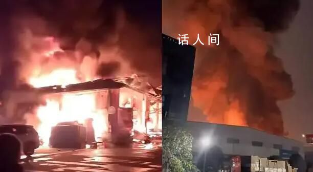 成都一汽配城起火 消防救援队伍已赶往现场