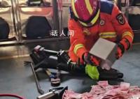4岁小孩存钱罐存8万惊呆消防员 女孩的妈妈都被震惊到了
