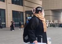 女孩带20斤海鲜返乡陪爸妈过年 在外务工者陆续踏上返乡之旅
