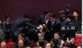 议员与尹锡悦握手后被警卫捂嘴拖走 共同民主党要求总统道歉