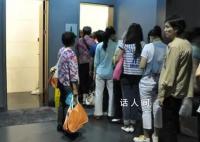 在景区商场上女厕为何这么难?上女厕所大排长龙男厕所外空空如也