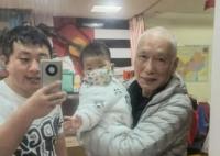 房东见证7年租客结婚生子帮带娃 网友：房东爷爷人真好