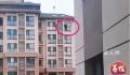 住户翻出32楼擦玻璃 邻居被吓坏