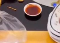 男子称在餐馆吃饺子剩醋“被收费” 店家：15个饺子倒了2碟醋