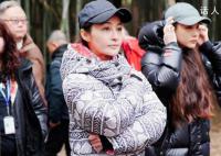 姚笛转行做导演 头戴鸭舌帽显得非常低调