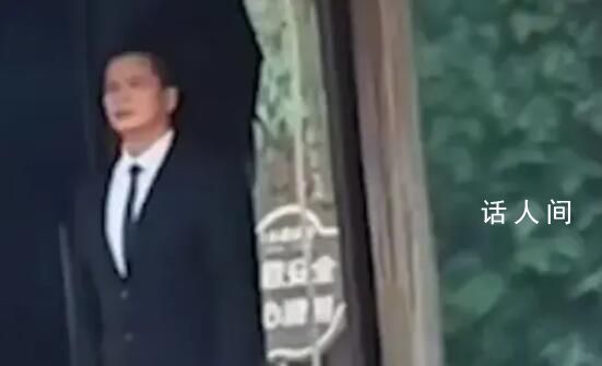 售楼处回应保安被指穿衣少瑟瑟发抖 售楼处澄清误会强调保暖重要性