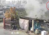 村民家沼气爆炸人被炸飞到半空 在维修沼气时发生意外受伤骨折
