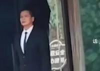 售楼处回应保安被指穿衣少瑟瑟发抖 售楼处澄清误会强调保暖重要性