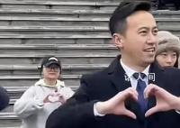 镇长跳《爱你》笑得嘴角压不住 看表情是自己真心想跳的