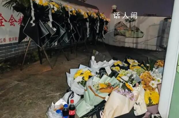 新余火灾事故现场对面摆满鲜花 市民自发前来悼念