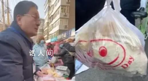 小土豆早市被坑管理员怼摊贩 卖700元你也太狠了