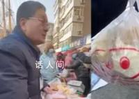 小土豆早市被坑管理员怼摊贩 卖700元你也太狠了