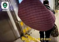 农民工拎包提桶背比人高铺盖赶春运 大哥过安检一路狂奔至车厢
