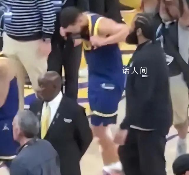 库里把球衣撕了 湖人双加时艰难战胜勇士