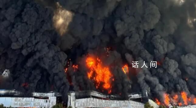 驻马店一仓库起火黑烟冲天 有多辆消防车在现场救援