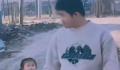 哥哥放烟花 点燃后拎起妹妹就跑