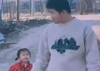 哥哥放烟花 点燃后拎起妹妹就跑