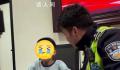 男孩1年8次到交警岗亭求评理 觉得爸爸偏心姐姐