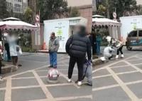 女子遛大型犬吓到路人:狗比你金贵