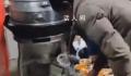 农村办席被工作人员往食物中撒盐 网友质疑浪费粮食
