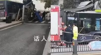 驾驶员突发疾病 公交车撞上站台