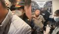 春运列车员被堵车厢寸步难行 乘客：严重超载3小时没上厕所了