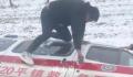 救护车雪天翻进地里 2男子救出3人