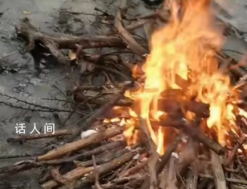 高速下雪封路司机们捡柴生火 聊起了家常