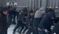 货车因暴雪被困高速几十人一起推车 当事人：看得我热血沸腾