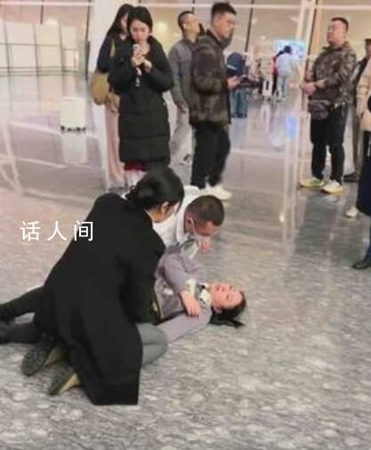 女子称被困机场30小时 有旅客晕倒