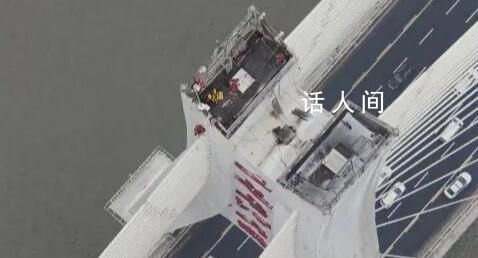 工人从长江大桥桥顶释放铁环除冰 冰溜子在萌芽阶段就被消除