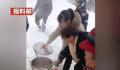76岁奶奶冒雪给滞留司机送热汤 冒雪步行20分钟