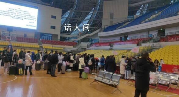 岳阳400名滞留旅客已被护送返乡 已全部安全登上返乡大巴