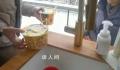女生开放房车厕所给堵在高速的人 网友们纷纷为她点赞
