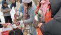 女子自购20箱方便面上高速分发 供应开水100余瓶
