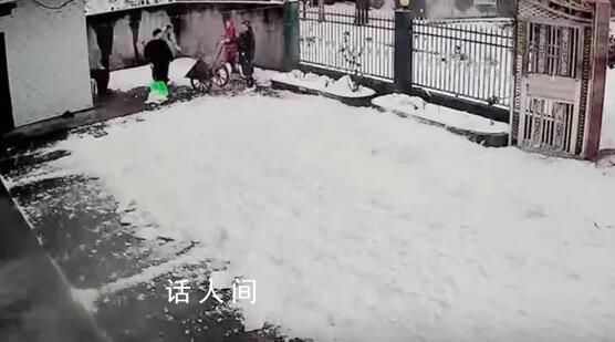 一家人刚扫完院里的雪 下一秒白干