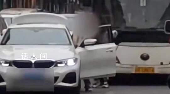 宝马女车主违停买东西致整条街堵塞 后方司机劝阻无果反被怼