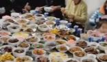云南一家吃年夜饭桌上摆182碗菜 网友：什么叫大户人家