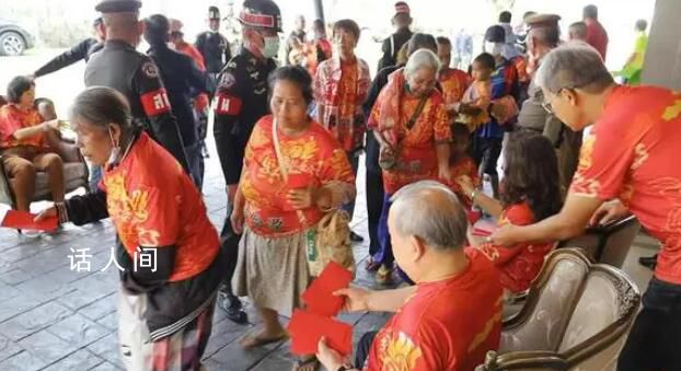 泰国华裔富商除夕发红包 万人登门