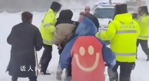 新疆伊犁突发雪崩 车辆被困