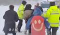 新疆伊犁突发雪崩 车辆被困